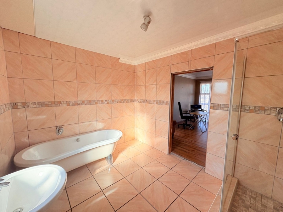 4 Bedroom Property for Sale in Sunnyridge Eastern Cape